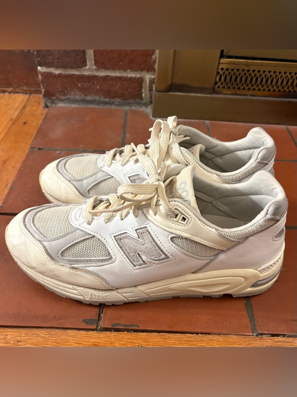 Good condition!  Men’s New Balance 990v2 in sea salt & grey. Size 10